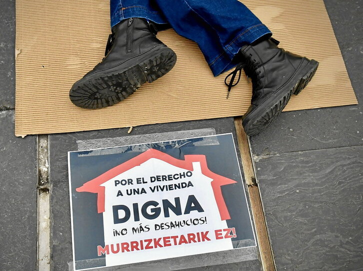 Protesta en favor del derecho a la vivienda en Bilbo.