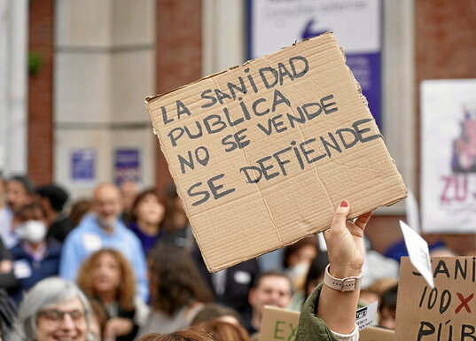 Cartel en defensa de la sanidad pública frente al Hospital de Basurto.