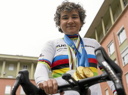 Debajo de estas líneas, de izquierda a derecha: Nerea Arruti, Malen Osa, Paula Ostiz y Ainhoa Etxenike.