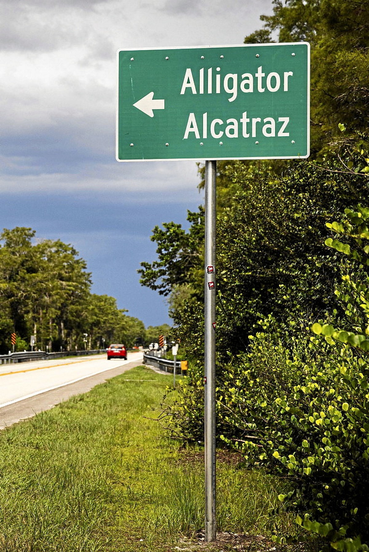 Uztailean sortutako «Alligator Alcatraz» atxilotze zentrora joateko bidea adierazten duen kartela. (EUROPA PRESS)