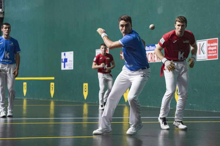 Peio Etxeberria se dipones a golpear la pelota ante la presencia cercana de Artola.