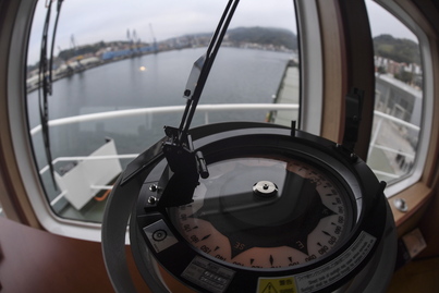 Imagen de la brújula en el puesto de mando del "Telmo", un buque construido en los astilleros Balenciaga en 2016.