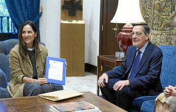 Juan Luis Ibarra, al entregar la Memoria de la Comisión de Control 2023-2024 a la presidenta del Parlamento, Bakartxo Tejeria.