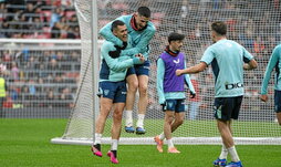 Oihan Sancet eta Urko Izeta, gol bat ospatzen.