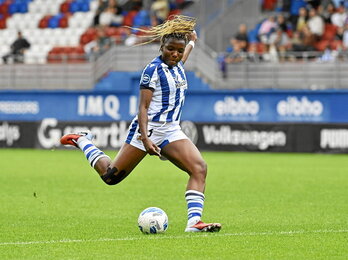 Edna se dispone a disparar en el derbi frente al Eibar.