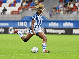 Edna se dispone a disparar en el derbi frente al Eibar.