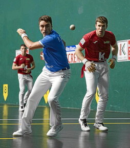 Etxeberria se dispone a golpear la pelota.