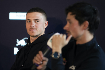 Remco Evenepoel junto a Primosz Roglic en su primer acto público como corredor de Red Bull.