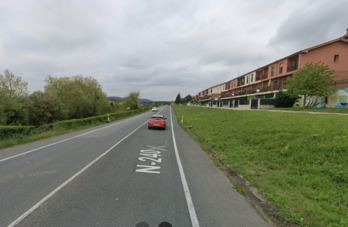 La N-240 a su paso por Legutio. 