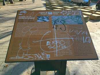 La placa vandalizada en las inmediaciones de la plaza de toros de Iruñea. 