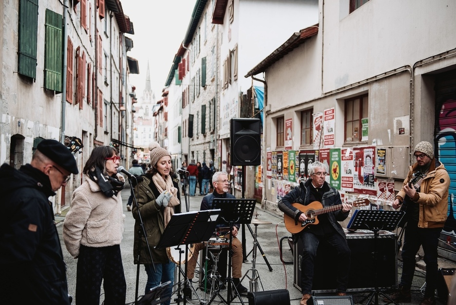Avec la musique, les rues du Petit Bayonne se sont vite animées le dernier jour de l'année.
