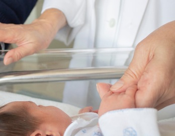 Haur jaio berri baten artxiboko irudia.