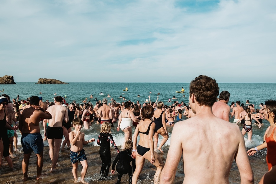 De nombreuses personnes ont débuté l'année les pieds dans l'eau.