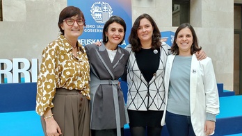 Representantes de familias monoparentales, con la consejera Melgosa en un acto conjunto en el proceso de aprobación del decreto.