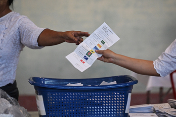 Recuento de papeletas en un colegio de Yangón, el pasado 28 de diciembre.