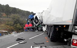 Este accidente en Fitero ha sido el más trágico del año, al colisionar dos camiones y morir cuatro personas trabajadoras.