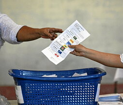 Recuento de papeletas en un colegio de Yangón, el pasado 28 de diciembre.