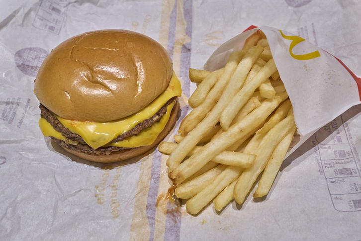 La prohibición afecta a alimentos y bebidas gaseosas.