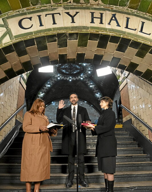 Mamdani jura sobre un Corán en Old City Hall, estación de metro en desuso.