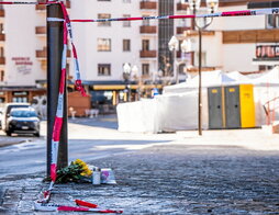Primeras flores y velas depositadas cerca del incenciado bar Le Constellation, en Crans Montana.