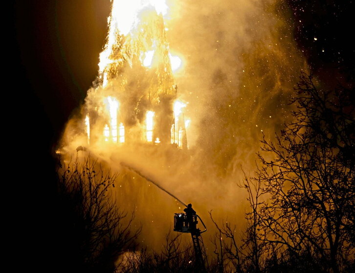 Bomberos trabajan en la extinción del fuego en la iglesia de Vondelkerk.