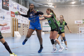 Lyndie Tchaptchet, en un derbi contra su antiguo equipo, Beti Onak.