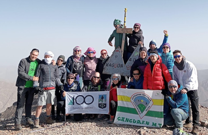 Ganguren Mendi Taldeko bazkideak Marokoko Mgoun mendian.