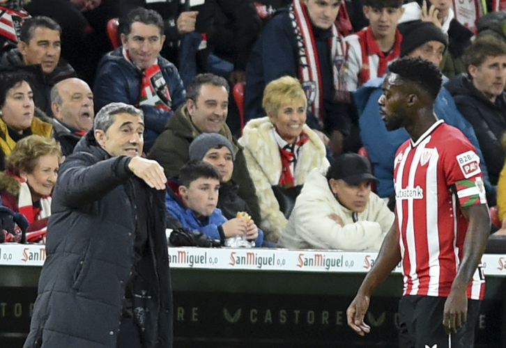 Valverde e Iñaki Williams cruzan impresiones en un partido en San Mamés.