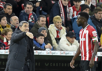 Valverde e Iñaki Williams cruzan impresiones en un partido en San Mamés.
