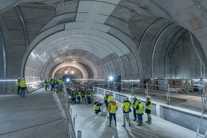 Reciente visita a una de las estaciones de la futura pasante del Topo por el centro de Donostia.