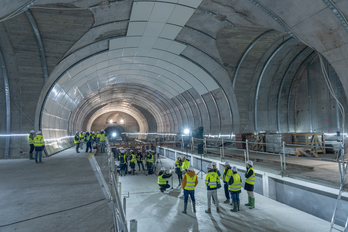 Reciente visita a una de las estaciones de la futura pasante del Topo por el centro de Donostia.