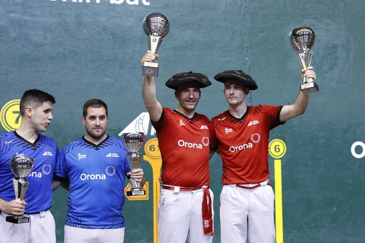 Ansa II.a eta Zubiri, txapelekin, Galarretako finalean.