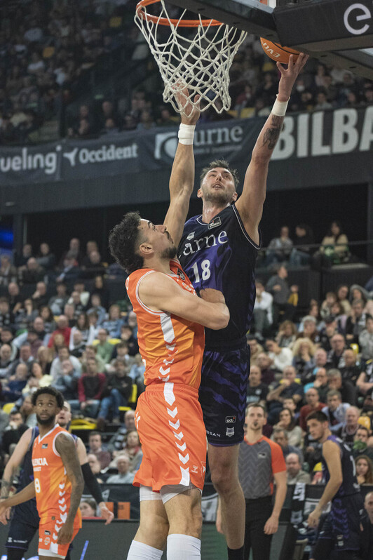 Petrasek bikain aritu bada ere, ezin gehiago egin Surne Bilbaoren alde.