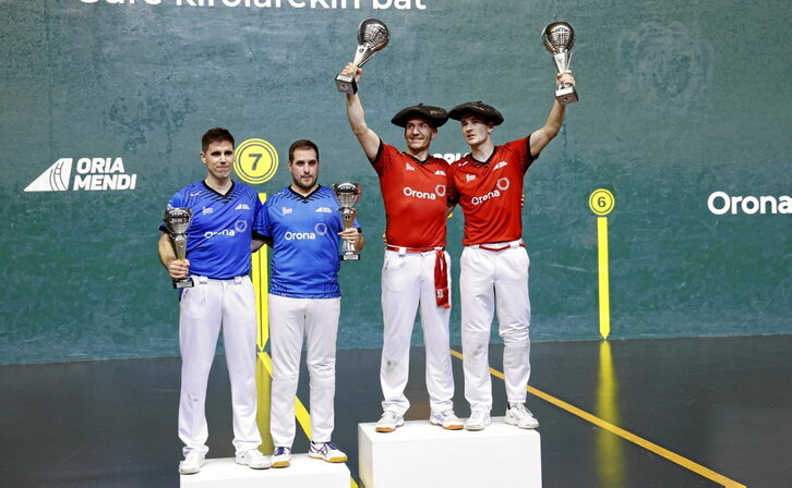 Ansa II.a eta Zubiri, Galarretako podiumean txapelekin, ondoan Ezkurra II.a eta Larrañaga dituztela.