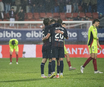 Los jugadores del Eibar se abrazan a la conclusión de la victoria contra el Mirandés.