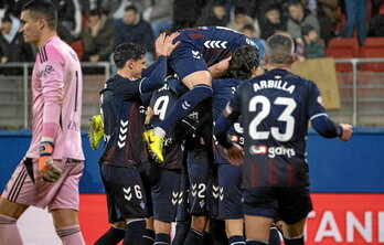 Los azulgranas celebran el gol de Martón, que culminaba la remontada.