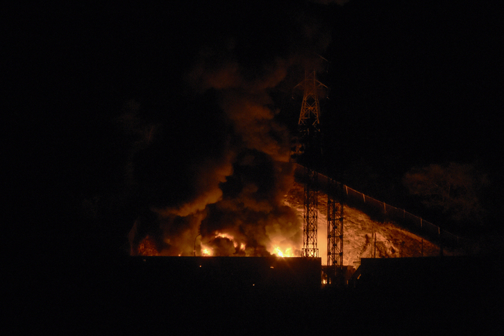 Fuego en Fuerte Tiuna, el complejo militar más grande de Venezuela, tras el ataque aéreo.