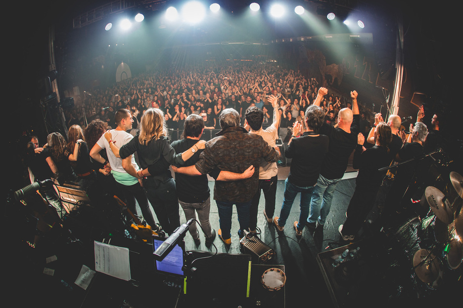 Lantalde osoaren esker oneko agurra, kontzertua bukatuta. Lantalde osoaren esker oneko agurra, kontzertua bukatuta.