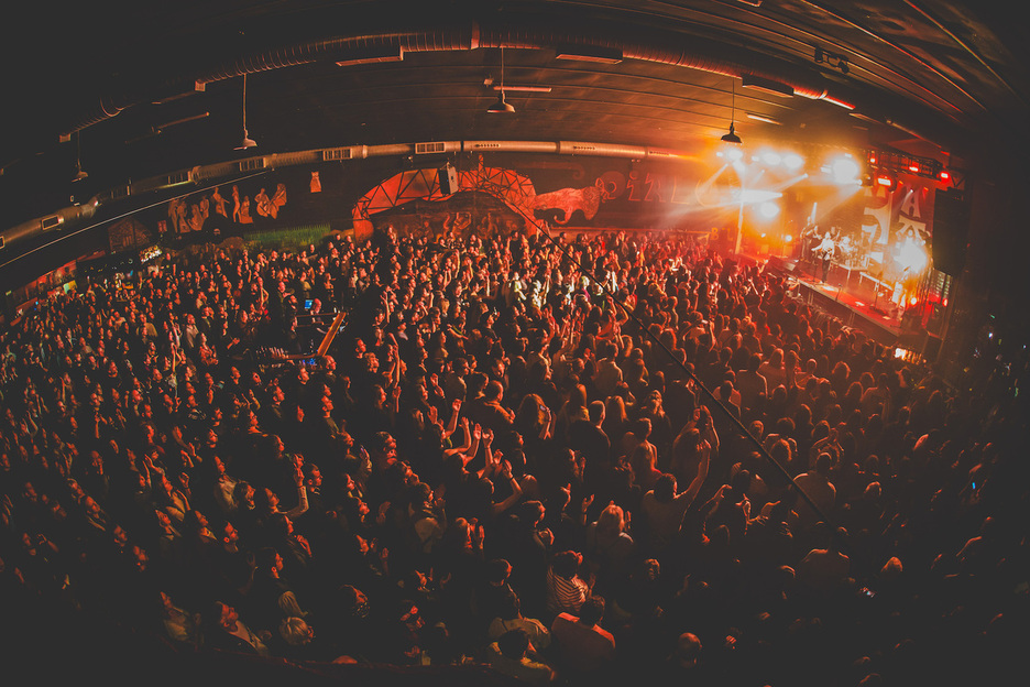 Ehunka lagun hartu ditu Oialumek. Ehunka lagun hartu ditu Oialumek.