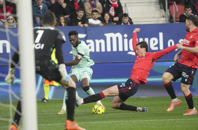 Iñaki Williams y Herrando en un lance del partido, ante la atenta mirada de Herrera