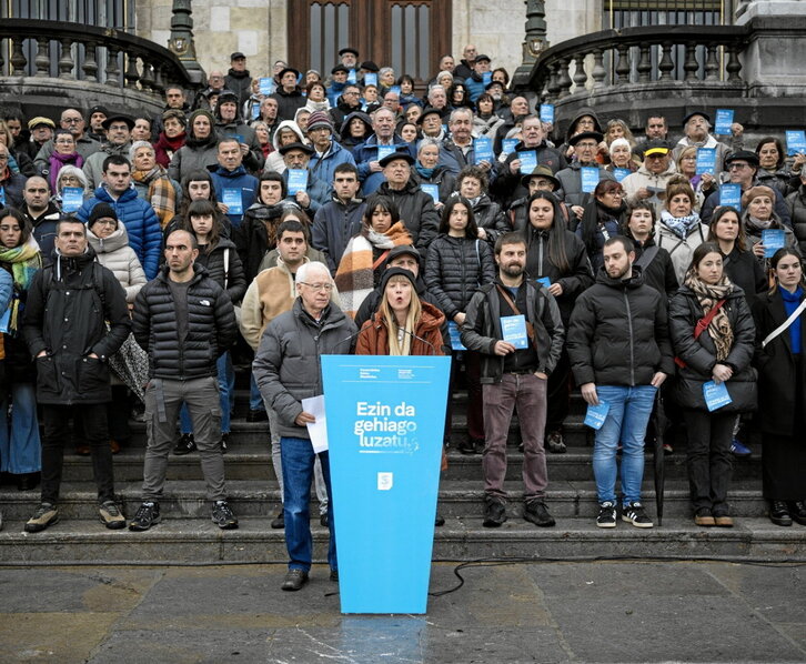 Joseba Azkarraga y Bego Atxa, rodeados de sarekides, ayer en Bilbo.