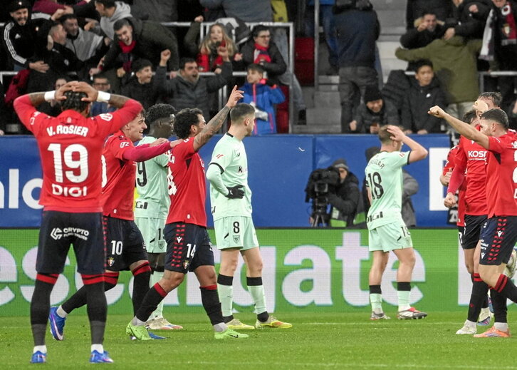 Arriba, un lance entre Williams y Herrando. Sobre estas líneas, los rojillos celebran el gol.
