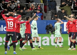 Arriba, un lance entre Williams y Herrando. Sobre estas líneas, los rojillos celebran el gol.