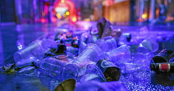 Vasos de plástico tirados en la calle tras una fiesta.