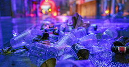 Vasos de plástico tirados en la calle tras una fiesta.