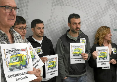 Lehenengo irudian, Gipuzkoako anbulantzietako langileak, abenduaren 30ean Donostian emandako prentsaurrekoan. Bigarrenean, Rebeka Ubera Aranzeta, EH Bilduko legebiltzarkide eta bozeramaileordea.