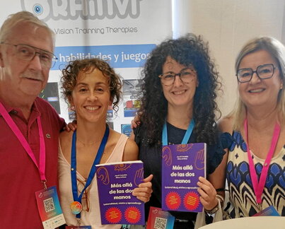 Jordi Catalán, Amagoia Artetxe y Nahikari Beltran, junto con otra compañera, muestran el nuevo libro de Catalán.