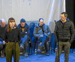 «Ezin da gehiago luzatu» zioen oihal handi batekin jantzi zuten pilotalekuko eszenatokia. Irudiotan, bertso saioko zenbait une.