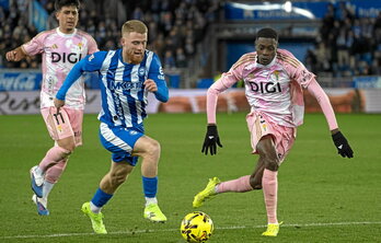 Carlos Vicente supera a dos rivales en una de las incursiones por la banda derecha.