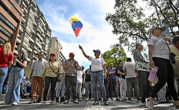 Ciudadanos venezolanos muestran su apoyo a Nicolás Maduro, ayer en Caracas.